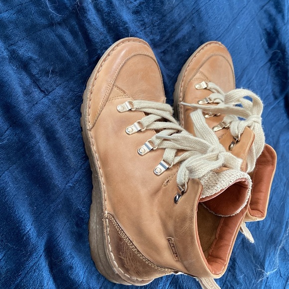 Tan, comfortable booties by Pikolinos.  Awesome booties - Picture 2 of 4